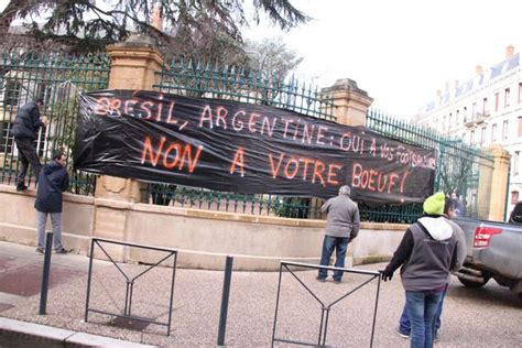 Les Agriculteurs D Noncent Les Accords De Libre Change Roanne