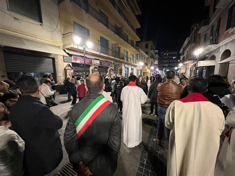 Sulla Via Della Croce Folta Partecipazione Alla Processione Di