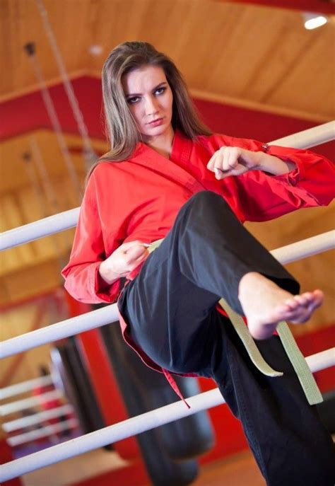 Pin By K M On Gyorsmentések Martial Arts Women Women Karate Martial