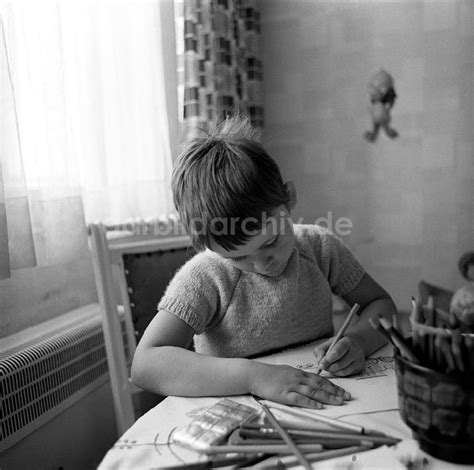 Ddr Fotoarchiv Berlin Malendes Kind Im Kinderzimmer In Berlin