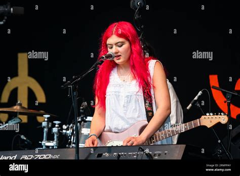 Singer songwriter Eavie (red hair) of Eaves Wilder live at Green Man ...