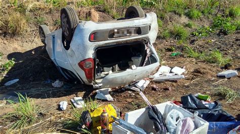 Quatro Ficam Feridos Após Carro Bater Em Caminhão Durante Ultrapassagem