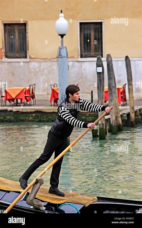 Gondoliere In Den Canal Grande Venedig Veneto Italien