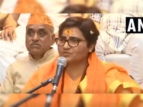 Pragya Singh Thakur Files Nomination From Bhopal Lok Sabha Constituency चांदी की ईंट के साथ