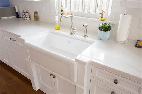 White Quartz Countertops for Stylish Kitchens