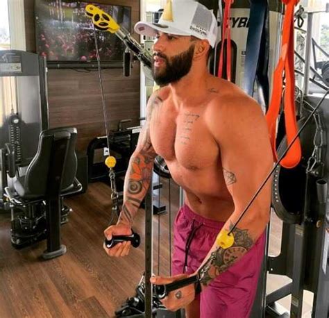 SBT TV Gusttavo Lima Aparece Sem Camisa Em Foto E Corpo Musculoso