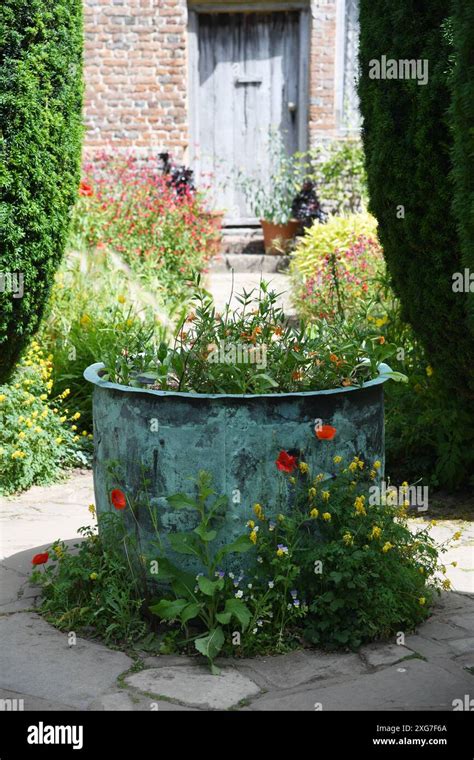 Copper Rustic Planter Hi Res Stock Photography And Images Alamy