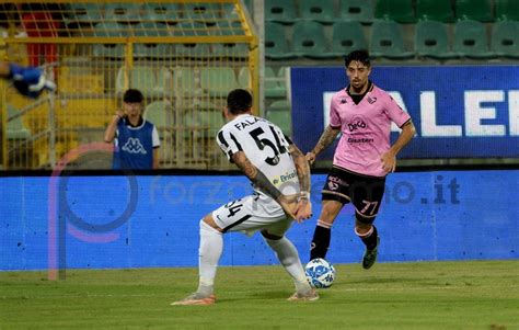 Tegola In Casa Palermo Lesione Al Legamento Crociato Per Elia