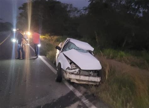 Fuerte choque entre auto y tractocamión deja un fallecido en Vega de