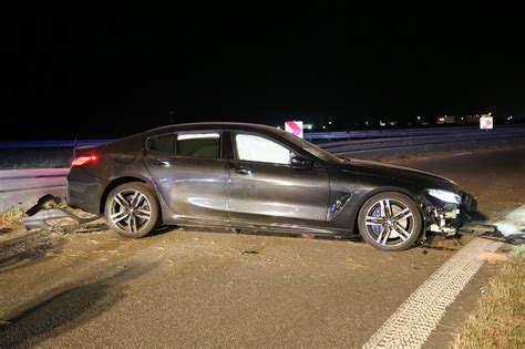 Auf Der Flucht Vor Der Polizei Verunfallt Verkehrsunfall Auf Der B