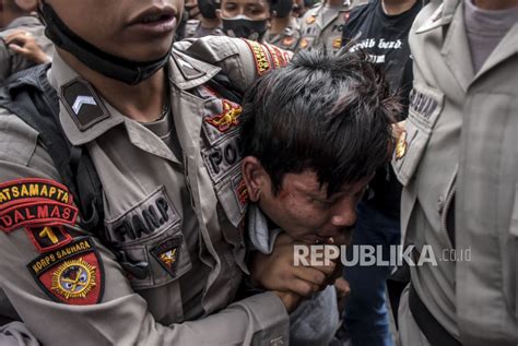 Seseorang Diduga Pencopet Nekat Beraksi Di Tengah Demonstrasi Ratusan