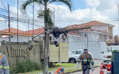 Caminhão derruba poste e deixa bairro do Cristo Redentor sem energia