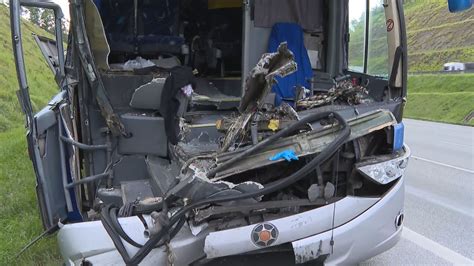 Acidente entre ônibus e caminhão na Rodovia dos Bandeirantes em SP