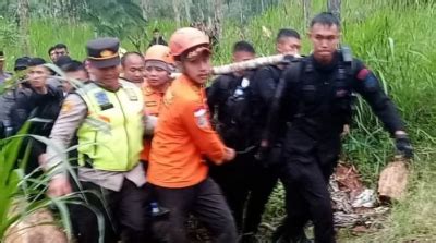 Terkendala Cuaca Ekstrem Tim SAR Berhasil Evakuasi Jenazah Di Gunung