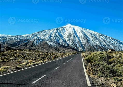 Snowy mountain landscape 24260620 Stock Photo at Vecteezy