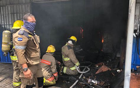 Policía y Bomberos atienden incendio en empresa embutidora