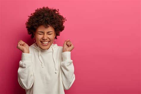 Feche O Retrato De Uma Jovem Linda Foto Gr Tis