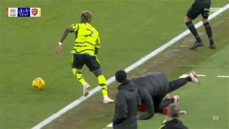 Video Jurgen Klopp Gets Wiped Out By His Own Player