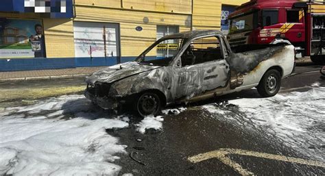 Carro pega fogo após motorista perceber vazamento de gasolina no Centro