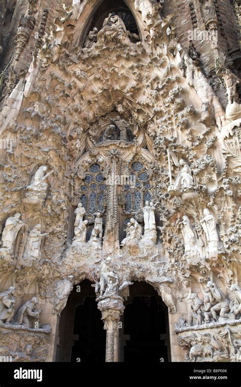 Espléndida fachada de la Natividad en la entrada de la Sagrada Familia