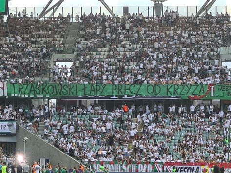 Łapy przecz od krzyża Kibice Legii protestują w sprawie decyzji