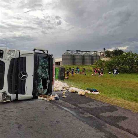 CORRENTINA BA Acidente entre ônibus de viagem e caminhão deixa vários