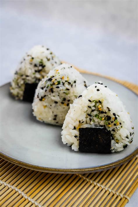 onigiri japanese rice balls recipe keeping  relle
