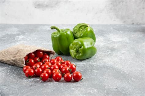 Pimientos Verdes Con Tomates Cherry Dentro De Una Bolsa R Stica Sobre