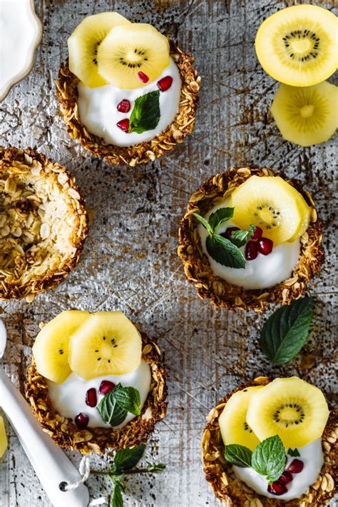 Power Frühstücks Rezept Zuckerfreie Granola Cups mit Joghurt und Kiwi