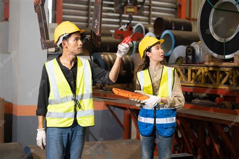 Máquina De Control De Trabajo De Ingeniero Asiático Del Equipo En