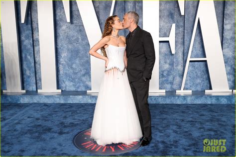 Rita Ora & Taika Waititi Share A Big Kiss At Vanity Fair's 2023 Oscar ...