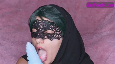 Arabic Girl Gives Ejaculating Dildo A Blowjob سارة العربية تمص و العير يقذف بوجهة