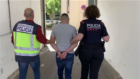 Mossos on Twitter Detenim amb policia un home a Salt Gironés