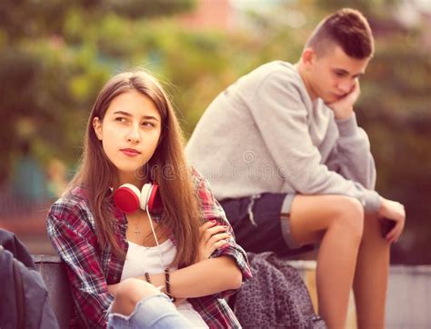 Briga Entre Duas Adolescentes Foto De Stock Imagem De Distante