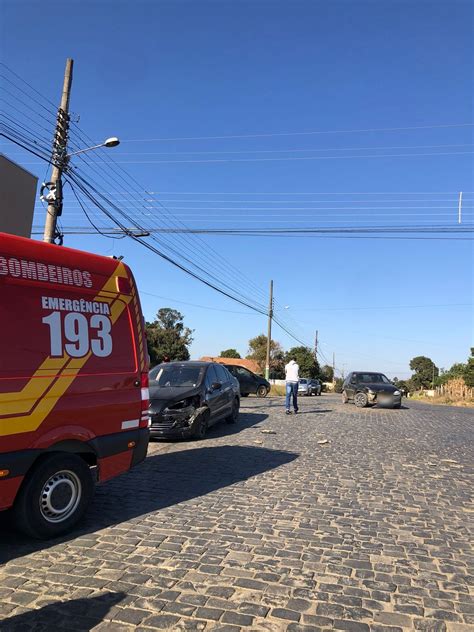 Passageiros saem ilesos de acidente entre carros na região Tribuna