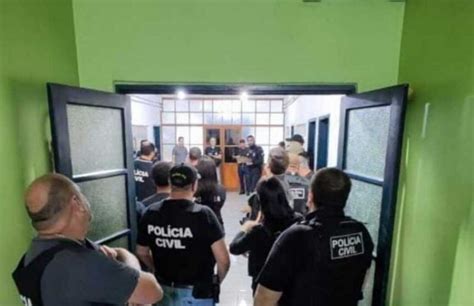 Pol Cia Civil Prende Tr S Homens Por Tr Fico De Drogas Em Santa Vit Ria