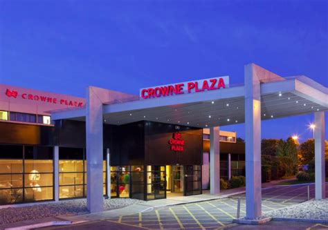 Crowne Plaza | 4 Star Manchester Airport Hotel with Parking Deals