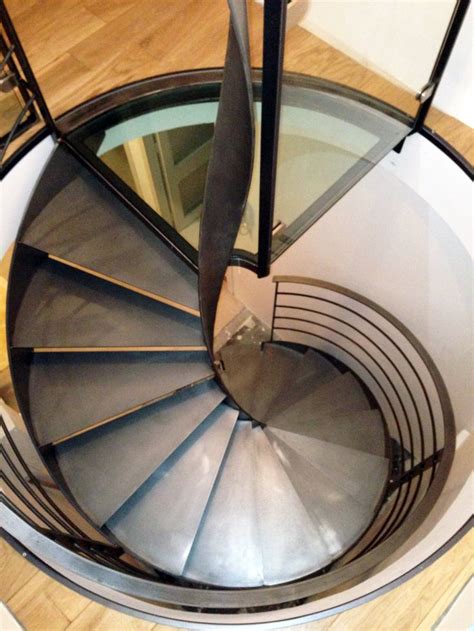 Vu De Haut L Escalier Brema Forme Une Belle Courbe Le Garde Corps Tout