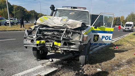 O motocicletă a lovit cu viteză enormă o Toyota Land Cruiser 70 a