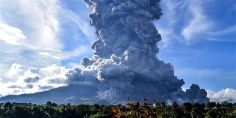 Vulkanausbruch In Indonesien Videos Zeigen Vulkan Sinabung