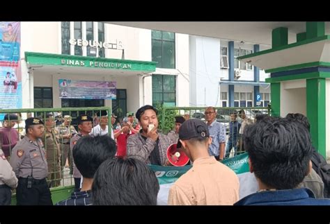 puluhan mahasiswa contitution  liberation contol gruduk disdik kota
