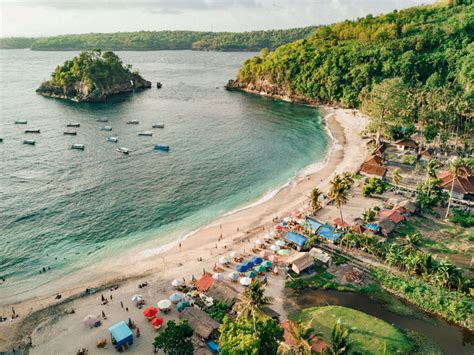 White sand in Crystal Bay Beach Nusa Penida Bali ? - Golden Egg of Bali