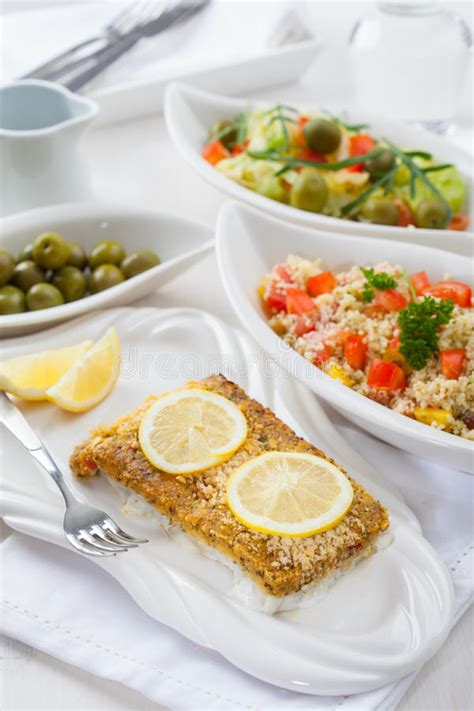 Filet De Poissons Cuit Au Four Avec De La Salade De Couscous Image