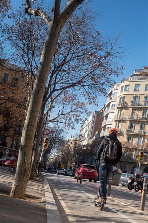 O Menino Monta Seu Trotinette Do Impulso Na Rua Foto De Stock