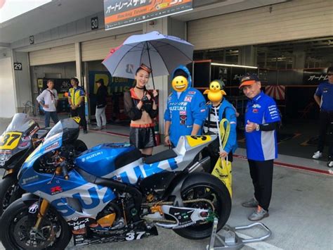 みんなでオートレース予想 15日鈴鹿サーキットにて。 旦那手作りのmotogpカラー応援パーカー正式名称 津田選手なりきりパーカーで