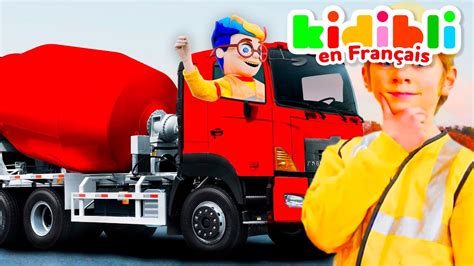 Les Enfants Jouent Avec Un Camion Ciment Les Enfants Font Semblant