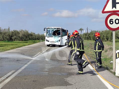 Cuatro heridos al volcar un autobús de línea de transporte escolar en