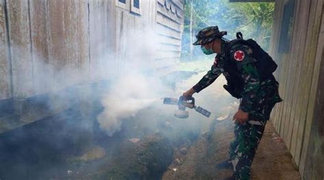 Satgas Yonif Raider 200 BN Bantu Cegah Malaria Di Kampung Hulu Atas