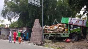 Truk Pengangkut Alat Berat Tabrak Kendaraan Hingga Pejalan Kaki Di