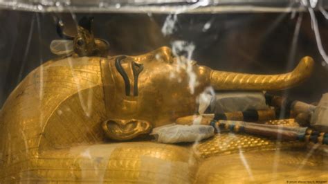 Restoration of King Tut's coffin on display – DW – 08/04/2019